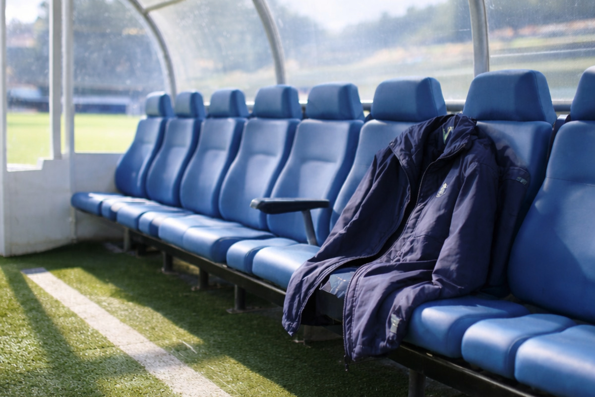 昼のスタジアムのベンチに掛けられたジャケット。横浜FCが託した監督の不在とこれからを象徴するイメージ。