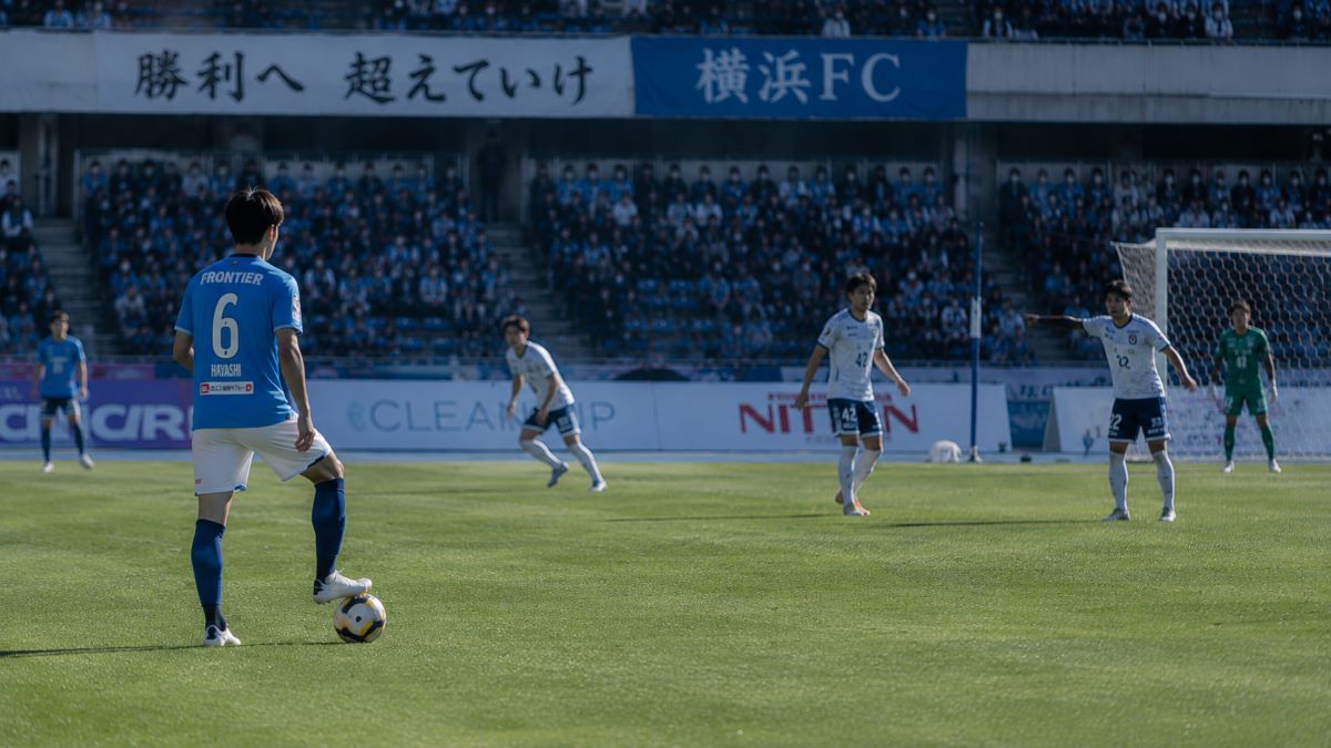 ミドルブロックを敷く相手を前に、横浜FCが中央への差し込みを探してボールを保持する昼間の試合風景