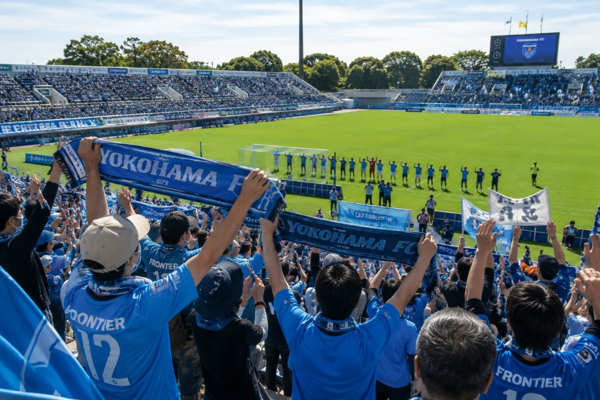 最終節勝利後、プレーオフへ向けてタオルマフラーを掲げる横浜FCサポーターたち