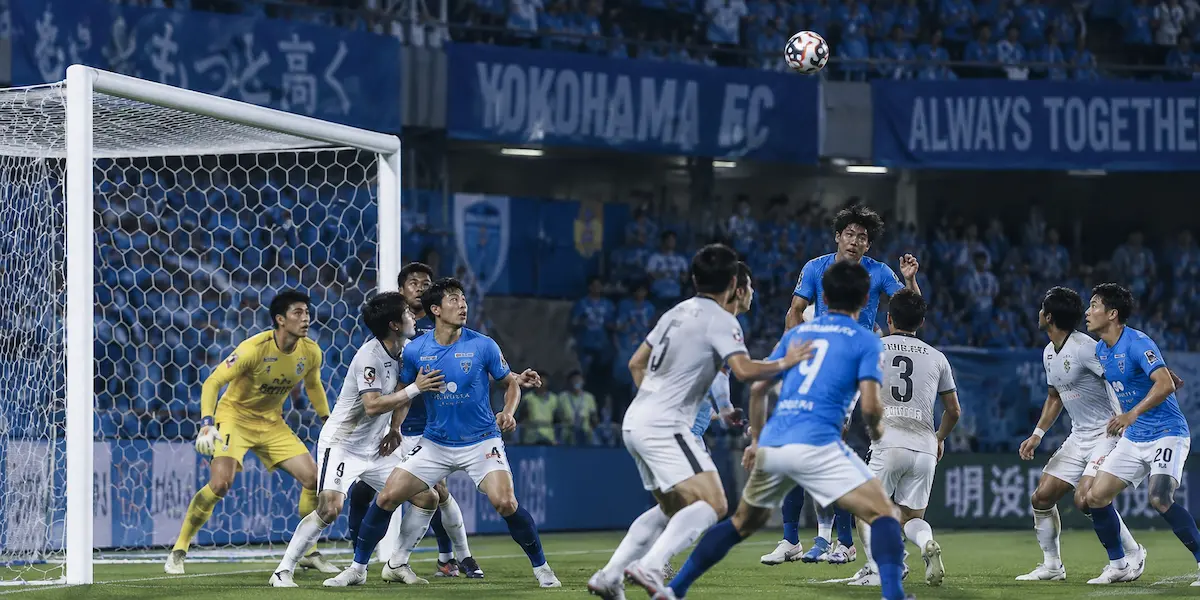 横浜FCがコーナーキックからゴール前で得点を狙うイメージ