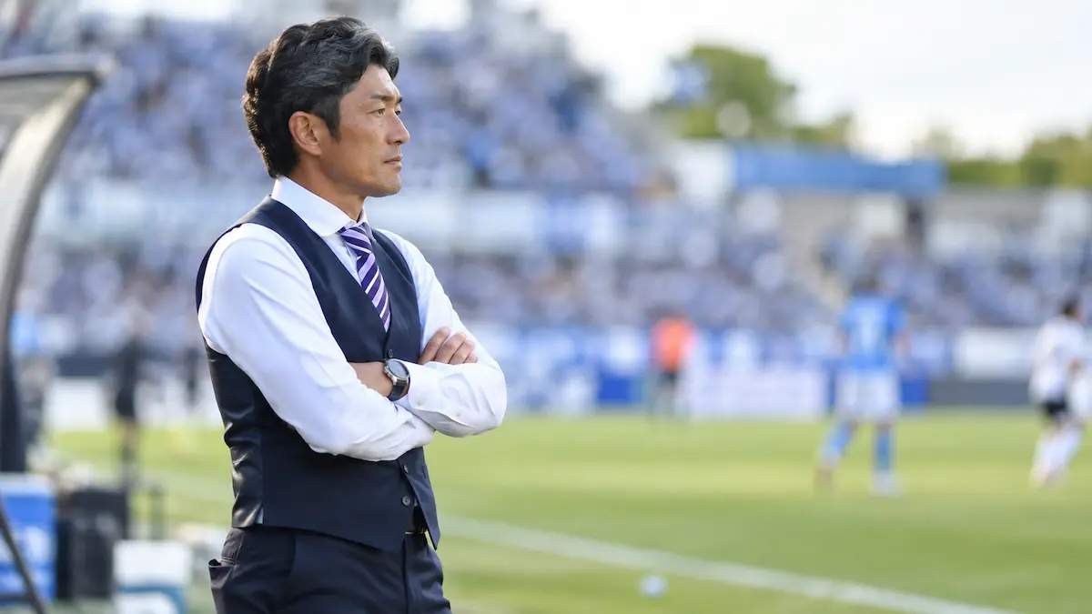 腕を組みピッチを見つめる横浜FC須藤大輔監督